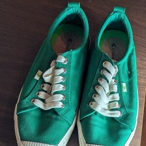 Cariuma Women's Green Canvas Sneakers